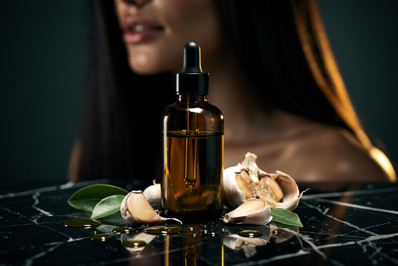 Huile d'ail pour les cheveux : dangers et précautions